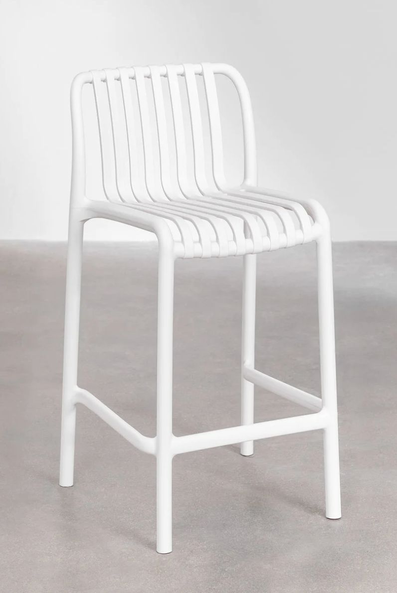 Tabouret de bar blanc UNNIKA de Muebles INKO, utilisé comme référence pour le coin bar de la cuisine